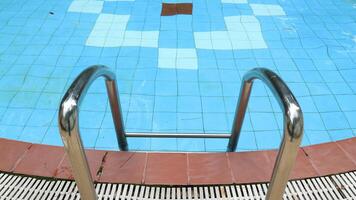 nadando piscina con escaleras, nadando piscina pasamanos foto