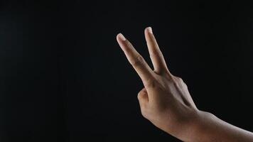 mano con dos dedos arriba en el paz o victoria símbolo foto