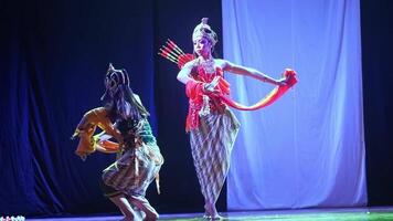 tradicional indonésio dança desempenho em etapa video