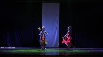 tradicional dança desempenho em etapa video