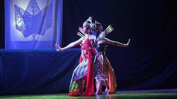 tradicional bailarín ejecutando en etapa video