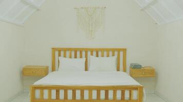 minimalistisch Schlafzimmer mit hölzern Bett und Makramee video