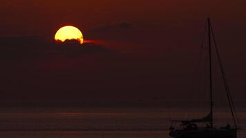 golden Sonnenuntergang auf das Strand. Yacht Boot auf das Ufer im das Vordergrund video