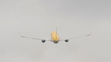 avião é levando fora e escalando, vôo longe dentro chuvoso clima, traseiro visualizar, grandes tomada. carga avião Alto dentro a céu video