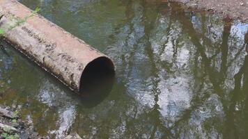 vieux métal égout tuyau par lequel déchets est déchargé. video