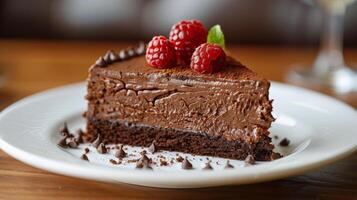 decadente chocolate pastel con Fresco bayas foto