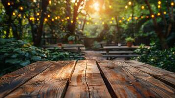 rústico de madera mesa con festivo jardín luces foto