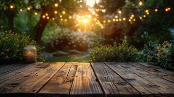 rústico de madera mesa con festivo jardín luces foto