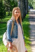 un joven mujer con trenzado pelo disfruta un soleado caminar en el parque, encarnando un casual, despreocupado verano día, con completando el relajado mirar, disfrutando un verano día. foto