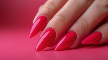 mujeres mano con brillante rosado manicura foto