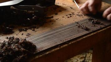 händer av luthier sandning trä med en sand till tillverkning en ny gitarr video
