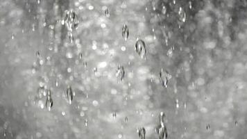 gotas y partículas de agua Moviente con fuerza debajo presión en un agua fuente video