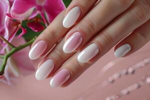 mujeres mano con blanco manicura y rosado flores foto