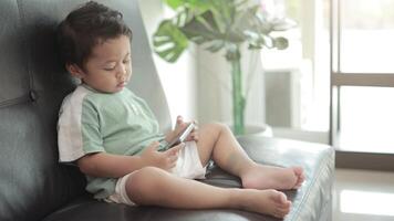 bambino giocando Giochi di smartphone su divano video