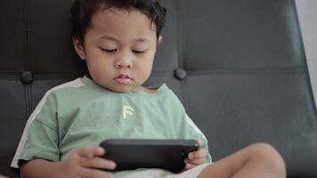 bambino giocando Giochi di smartphone su divano video