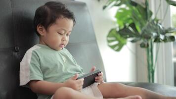 bambino giocando Giochi di smartphone su divano video