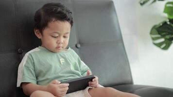 bambino giocando Giochi di smartphone su divano video