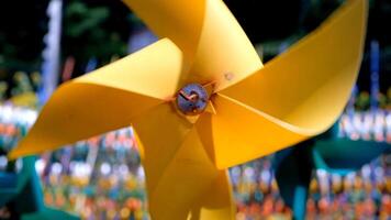 van geel pinwheel spinnen in de wind. pinwheel tuin en amusement park in bandoeng, Azië. reizen en toerisme. vakantie en vakanties. grafisch bronnen. video