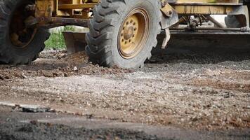 grader strada lavori di sterro costruzione, grader Lavorando su ghiaia livellamento, strada grader livellamento ghiaia su strada nel rurale paesaggio, puntamento tiro di giallo strada grader levigante ghiaia superficie per autostrada video