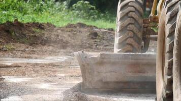 calificador la carretera movimiento de tierras construcción, calificador trabajando en grava arrasamiento, la carretera calificador arrasamiento grava en la carretera en rural paisaje, rastreo Disparo de amarillo la carretera calificador suavizado grava superficie para autopista video