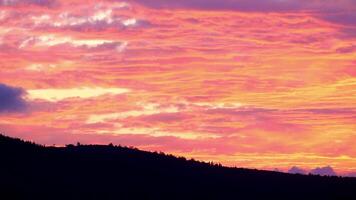 Verbrennung Himmel beim Sonnenuntergang. rot Himmel abstrakt Hintergrund. video
