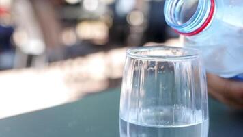 l'eau verser de une bouteille dans une verre video