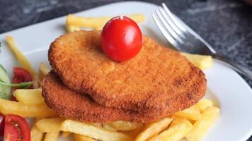 Hähnchen Schnitzel serviert mit Kartoffel Chips video