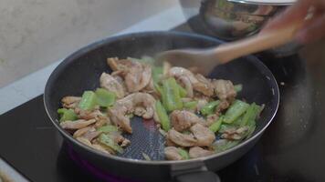 cuisine poulet sauté avec des légumes dans une la poêle implique faire sauter Ingrédients sur une cuisinière video