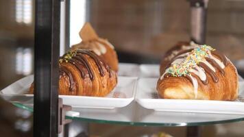 Frais cuit croissant dans une boulangerie video