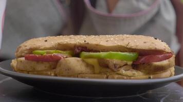 Frau Hand wählen ein Hähnchen Sandwich video