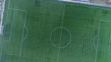 aereo superiore Visualizza discendente al di sopra di un vuoto calcio campo dopo un' formazione sessione video