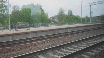 vue de le fenêtre de une en mouvement train dans été video