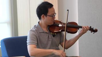 asiatico uomo giocando violino nel camera video