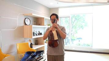 asiatico uomo giocando violino nel camera video