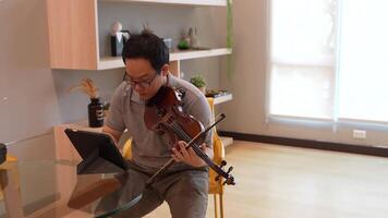 asiatico uomo giocando violino nel camera video