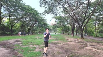 uomo giocando calcio nel parco campo video