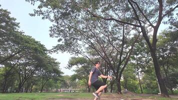 masculino y hembra fútbol jugadores práctica utilizando el pelota en el parque campo diligentemente y felizmente. video