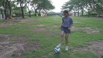 mujer jugando fútbol americano en parque campo video