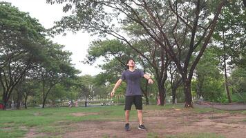 hombre jugando fútbol americano en parque campo video