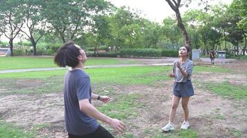 Masculin et femelle football joueurs entraine toi en utilisant le Balle dans le parc champ avec diligence et Heureusement. video