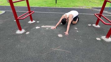 Aziatisch Mens beoefenen gymnastiek aan het doen gymnastiek bar en hoepel opdrachten en uitrekken en resting voor sport. video