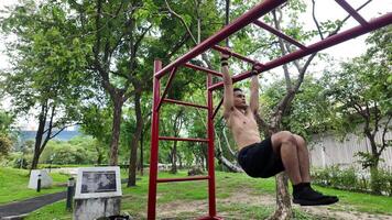 asiático hombre practicando gimnasia haciendo gimnasia bar y aro ejercicios y extensión y descansando para Deportes. video