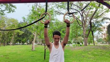 ásia homem praticando ginástica fazendo ginástica Barra e aro exercícios e alongamento e em repouso para Esportes. video