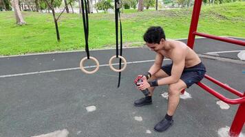 ásia homem praticando ginástica fazendo ginástica Barra e aro exercícios e alongamento e em repouso para Esportes. video