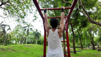 ásia homem praticando ginástica fazendo ginástica Barra e aro exercícios e alongamento e em repouso para Esportes. video