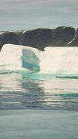 paisaje de iceberg antártico con glaciar corriendo hacia el océano video