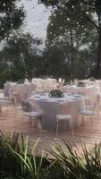 mesa y silla de mimbre vacías en el jardín del bosque del restaurante al aire libre video