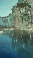 océan bleu et falaises rocheuses video