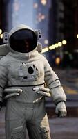 einsam Astronaut im verlassen Stadt video