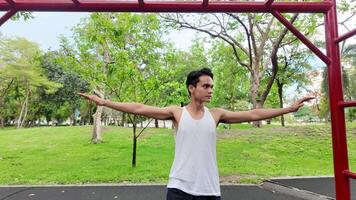 ásia homem praticando ginástica fazendo ginástica Barra e aro exercícios e alongamento e em repouso para Esportes. video